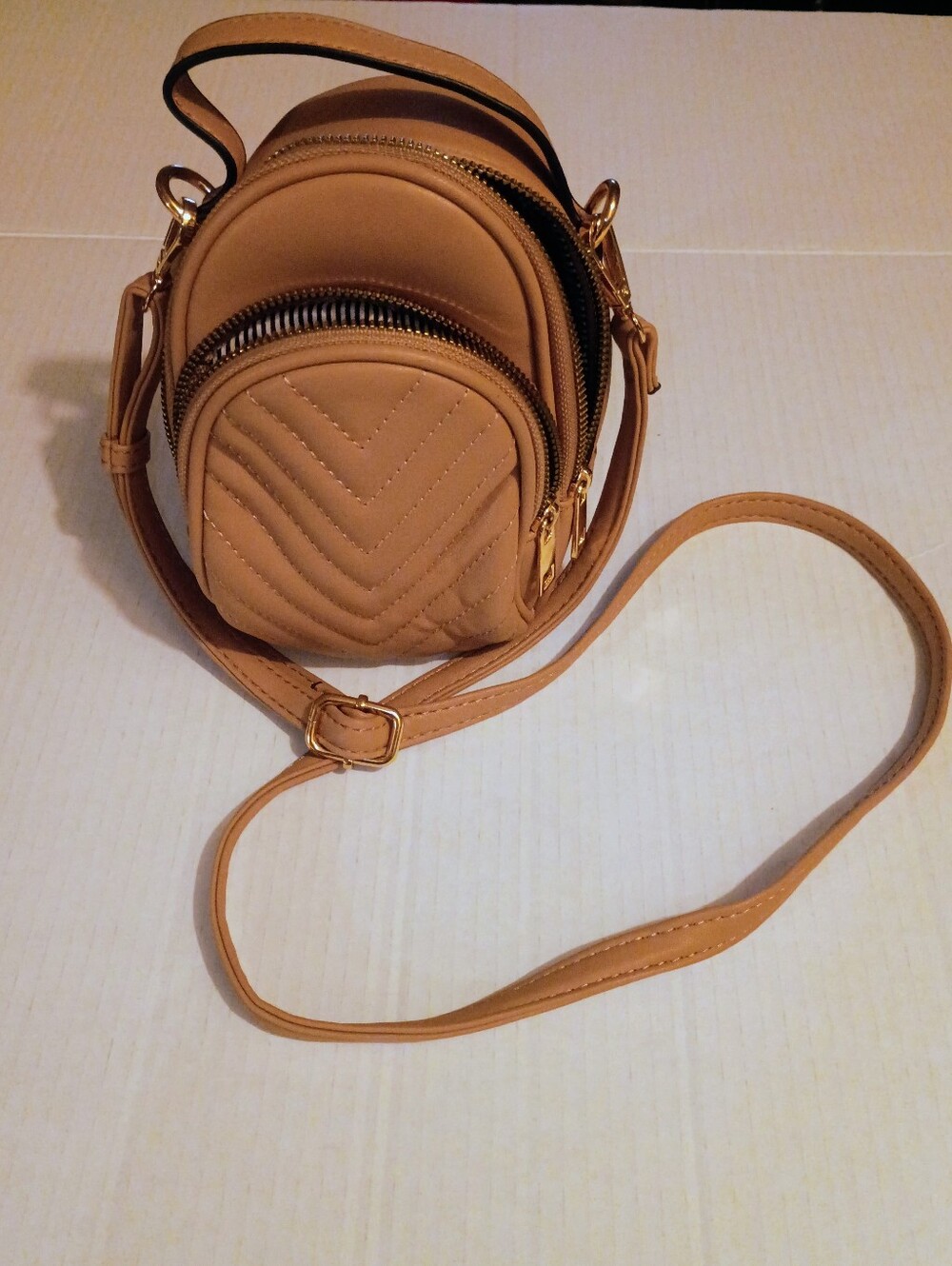 Deluxity Los Angles Vegan Approved Tan Small Crossbody Purse Nwot